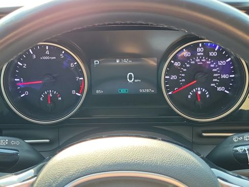 Used 2023 Kia Carnival EX FWD image 21