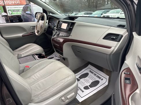 Used 2012 Toyota Sienna XLE image 7