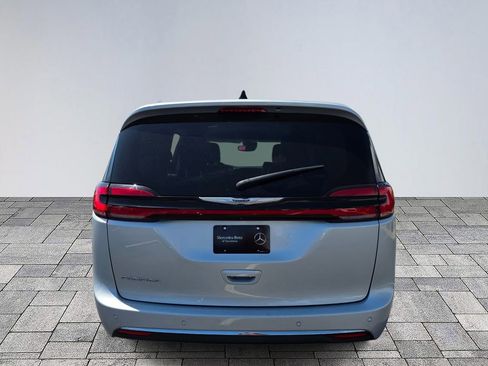 Used 2023 Chrysler Pacifica Touring-L FWD image 6