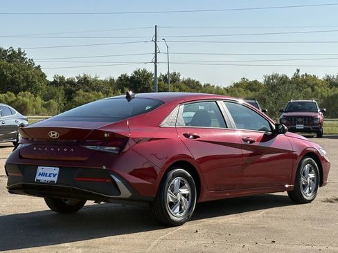 New 2025 Hyundai Elantra SE image 4