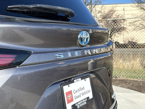 Used 2022 Toyota Sienna Platinum image 9