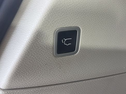 Used 2024 Chrysler Pacifica Touring-L FWD image 16