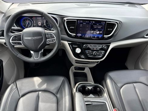 Used 2023 Chrysler Pacifica Touring-L FWD image 19