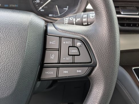 Used 2024 Toyota Sienna LE image 30