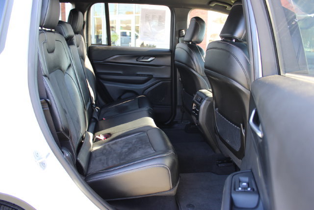 Used 2024 Jeep Grand Cherokee Altitude AWD/4WD image 38