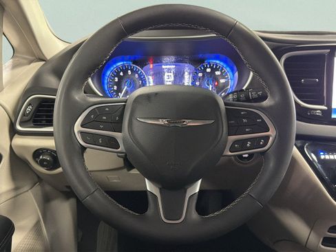 Used 2024 Chrysler Pacifica Touring-L FWD image 39
