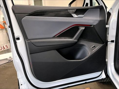 Used 2025 Volkswagen Tiguan SE w/ Panoramic Sunroof Package image 26