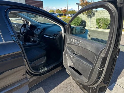 Used 2018 Ford Edge SE image 12