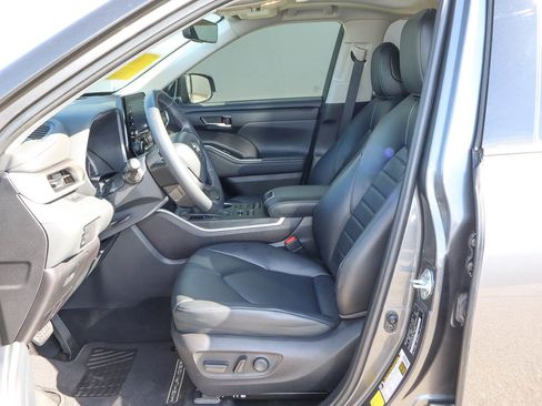 Used 2022 Toyota Highlander XLE image 7