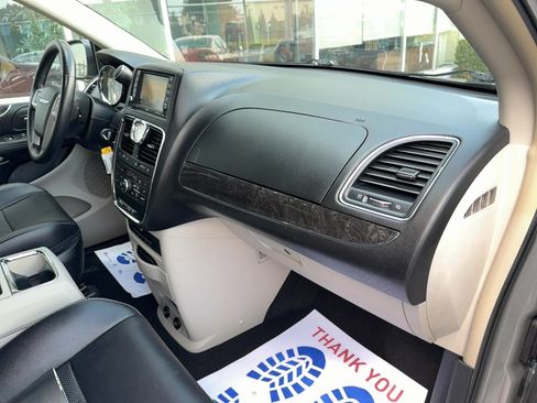 Used 2014 Chrysler Town & Country Touring-L w/ Driver Convenience Group FWD image 22