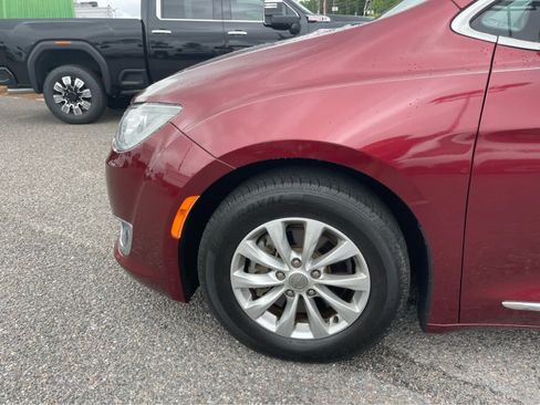 Used 2017 Chrysler Pacifica Touring-L FWD image 9
