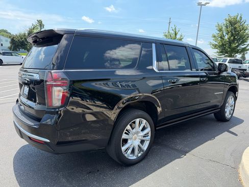 Used 2023 Chevrolet Suburban High Country AWD/4WD image 6