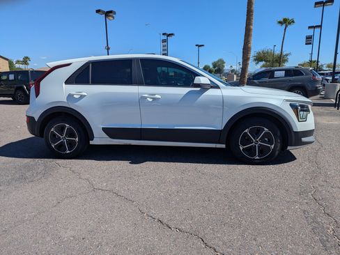 Used 2024 Kia Niro LX image 2