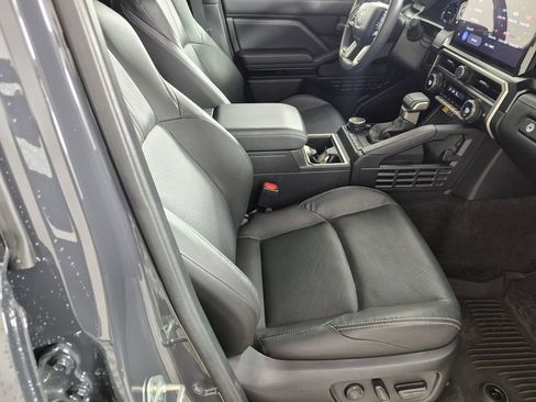 Used 2025 Toyota 4Runner Limited AWD/4WD image 28