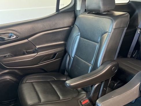 Used 2023 GMC Acadia SLT w/ Elevation Edition image 11