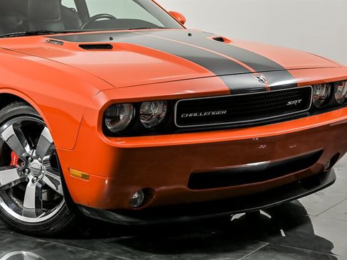 Used 2009 Dodge Challenger SRT8 RWD image 2