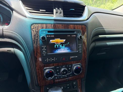 Used 2013 Chevrolet Traverse LT FWD image 16