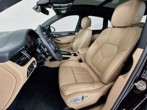 Certified 2025 Porsche Macan AWD/4WD image 5