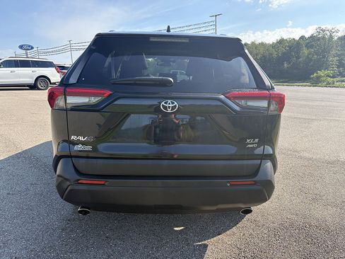 Used 2021 Toyota RAV4 XLE Premium AWD/4WD image 4