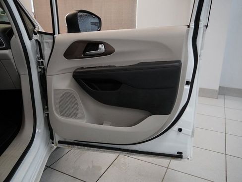 Used 2017 Chrysler Pacifica Touring Plus image 29