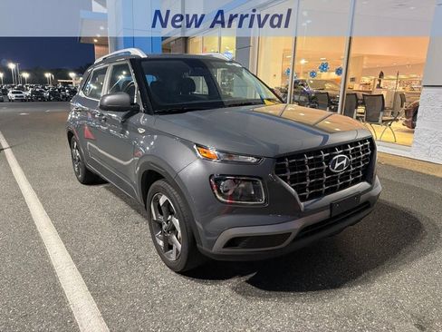 Used 2025 Hyundai Venue SEL FWD image 2