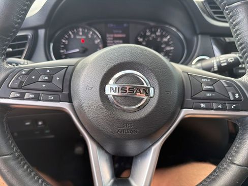 Used 2018 Nissan Rogue SV w/ Premium Package image 20