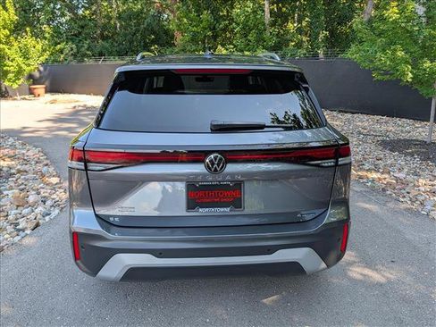 Certified 2025 Volkswagen Tiguan SE w/ Panoramic Sunroof Package AWD/4WD image 4