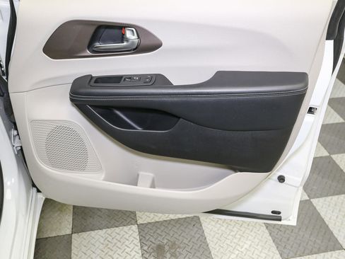 Used 2022 Chrysler Voyager LX image 18