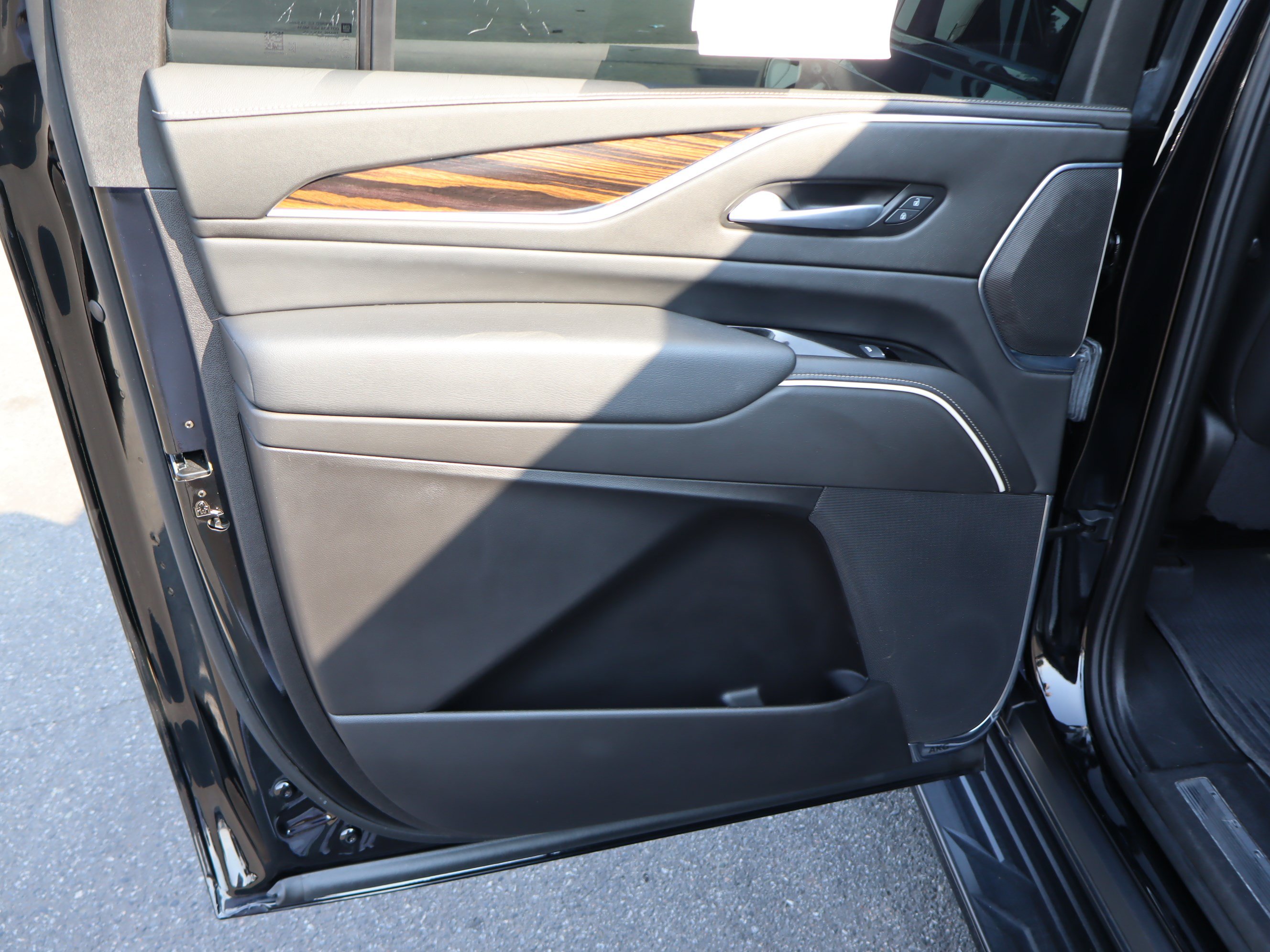 Used 2024 Cadillac Escalade ESV Premium Luxury AWD/4WD image 35