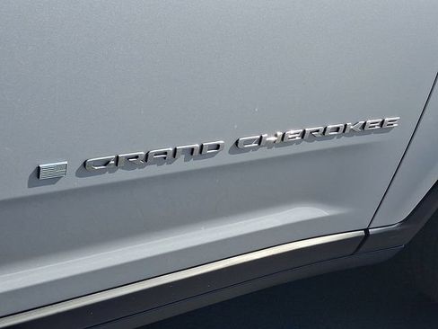 Used 2023 Jeep Grand Cherokee L Limited AWD/4WD image 31