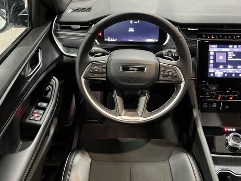 Certified 2025 Jeep Grand Cherokee Altitude image 12