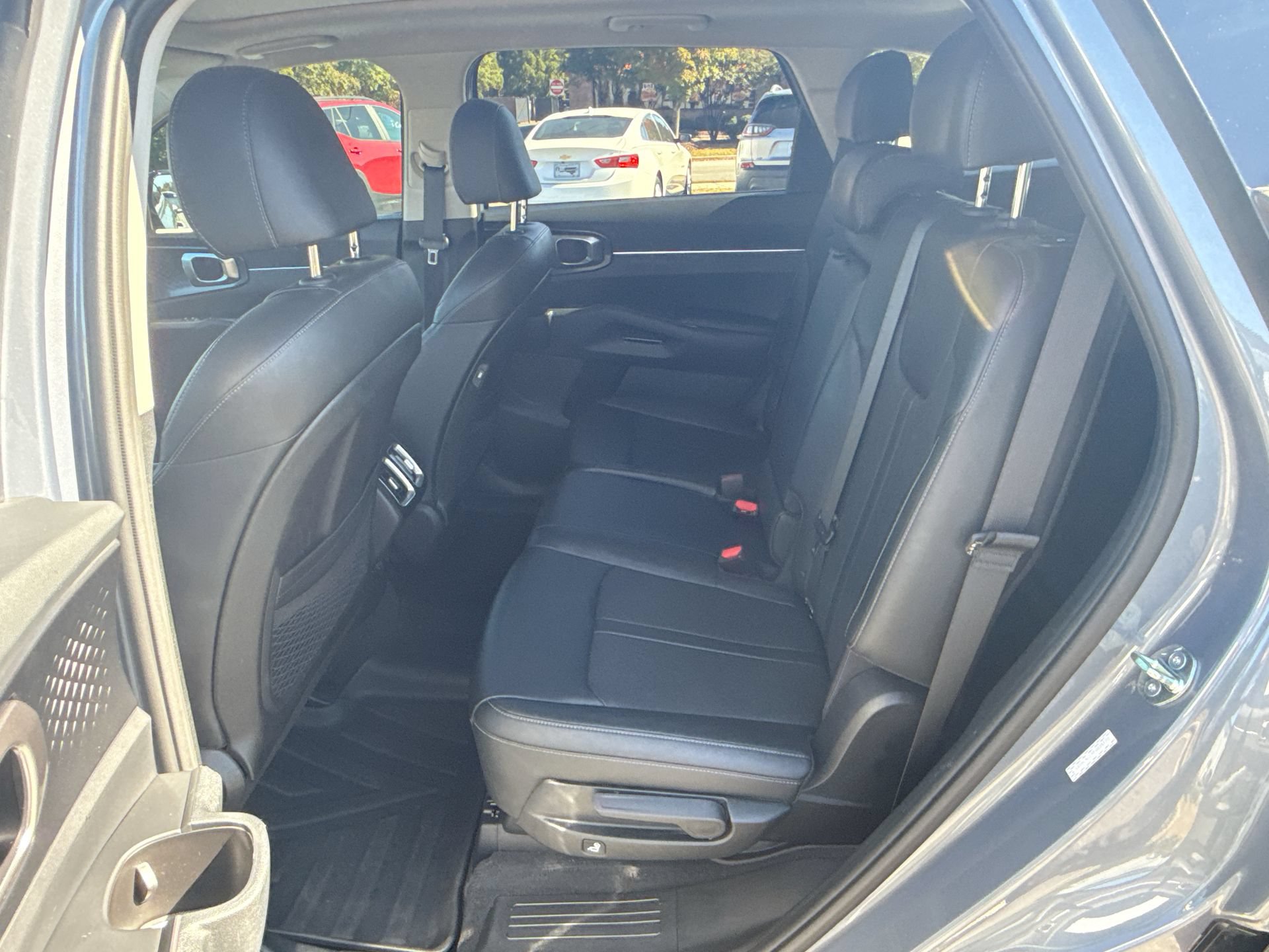 Used 2023 Kia Sorento S w/ Panoramic Sunroof Package FWD image 8