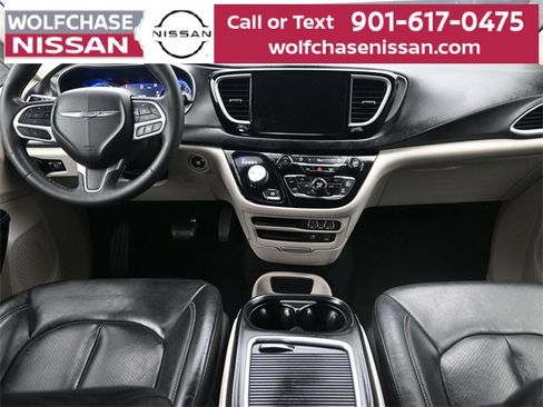 Used 2022 Chrysler Pacifica Touring-L image 9