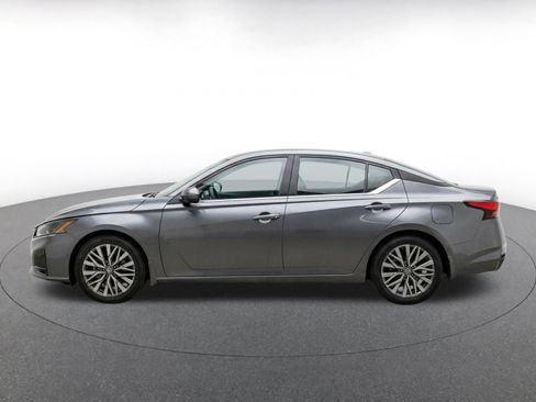 Used 2025 Nissan Altima 2.5 SV FWD image 4