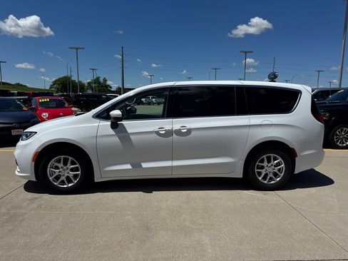 Certified 2023 Chrysler Pacifica Touring-L FWD image 26