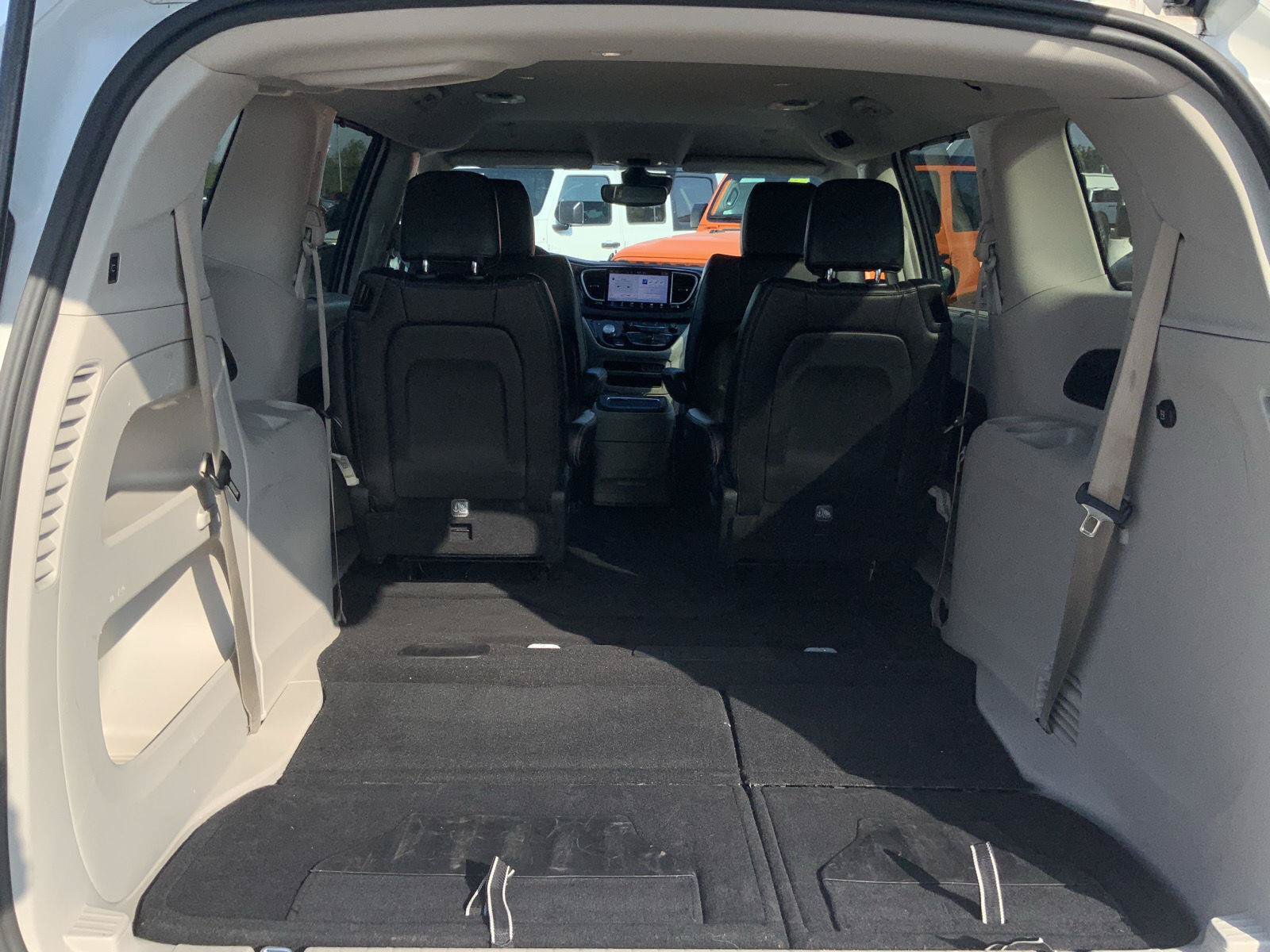 Used 2024 Chrysler Pacifica Touring-L FWD image 11