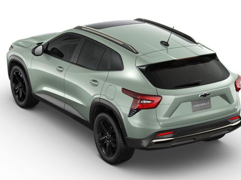 New 2026 Chevrolet Trax ACTIV w/ Sunroof Package FWD image 2