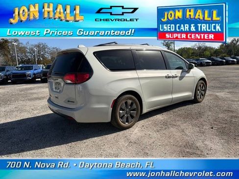 Used 2020 Chrysler Pacifica Touring-L w/ S Appearance Package image 10