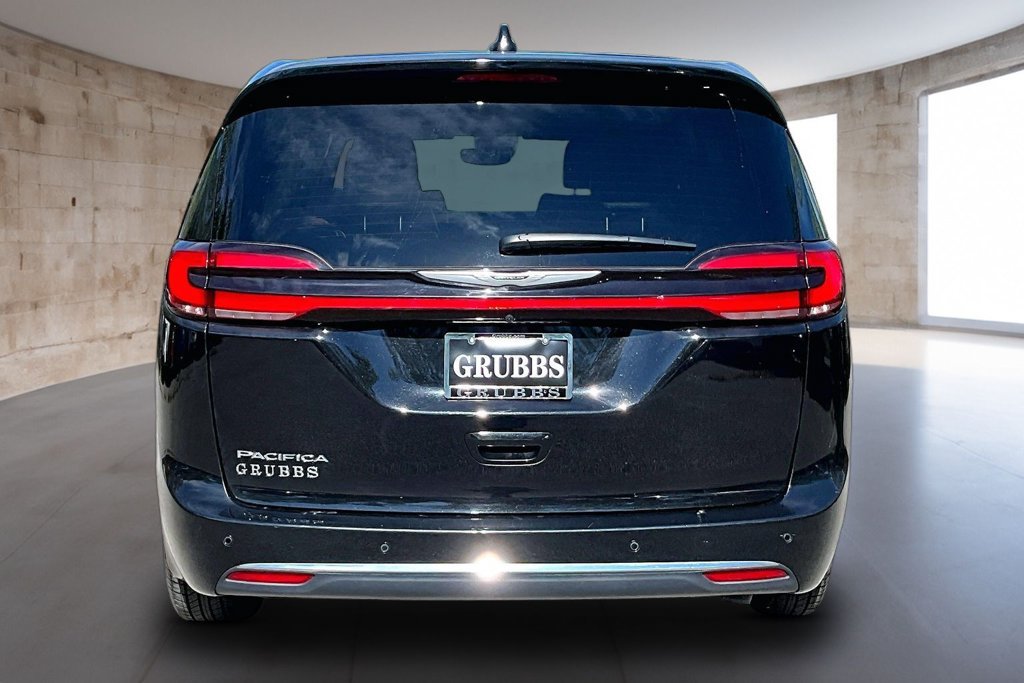 Used 2025 Chrysler Pacifica Select FWD image 5