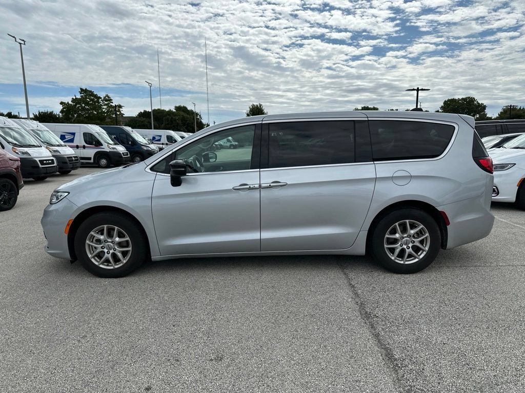 Used 2024 Chrysler Pacifica Touring-L FWD image 10