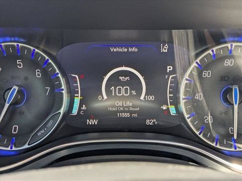 Used 2025 Chrysler Pacifica Limited FWD image 11