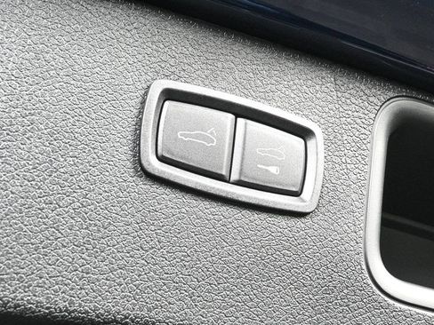 Certified 2026 Porsche Macan AWD/4WD image 32