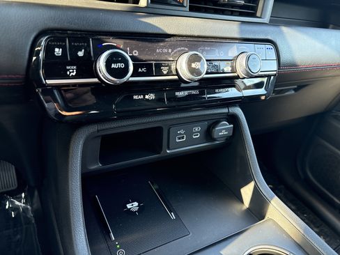 Used 2025 Honda Pilot Black Edition image 32