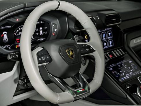 Used 2022 Lamborghini Urus AWD/4WD image 22