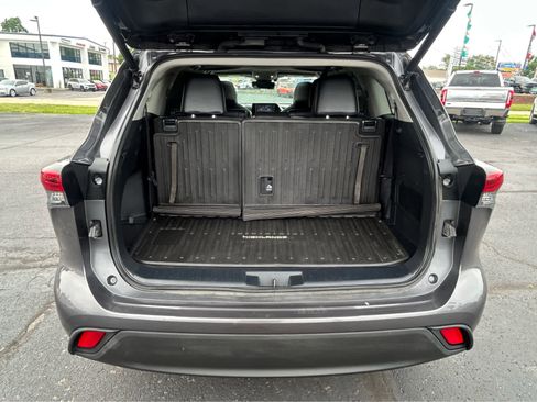 Used 2021 Toyota Highlander XLE AWD/4WD image 6