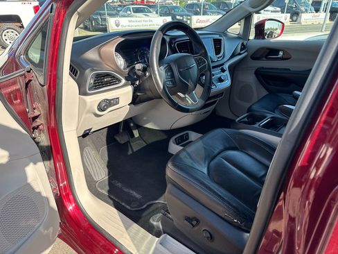 Used 2017 Chrysler Pacifica Touring-L FWD image 2