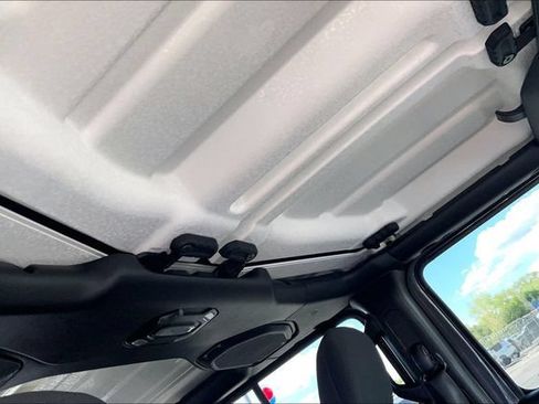 Used 2023 Jeep Gladiator Sport AWD/4WD image 17