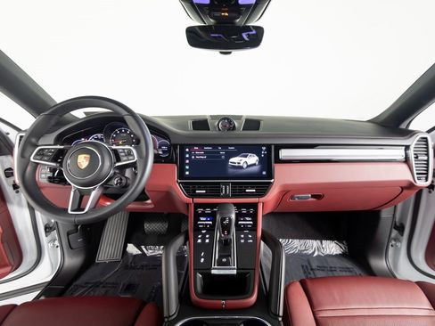 Certified 2023 Porsche Cayenne Platinum Edition image 33