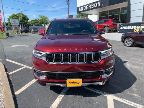 Used 2022 Jeep Wagoneer Series III w/ Premium Group I AWD/4WD image 2