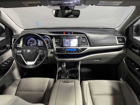 Used 2019 Toyota Highlander XLE AWD/4WD image 9